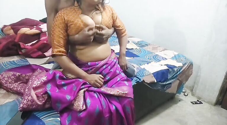 Devar ne mauka dekh tamil bhabhi ko chocolate khilaa ke pela