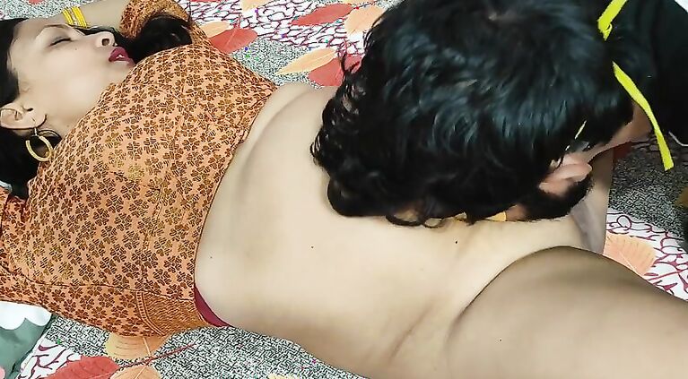 Indian devar bhabhi ne ek dusre ke jhaat ke baal banaa k chudai ki