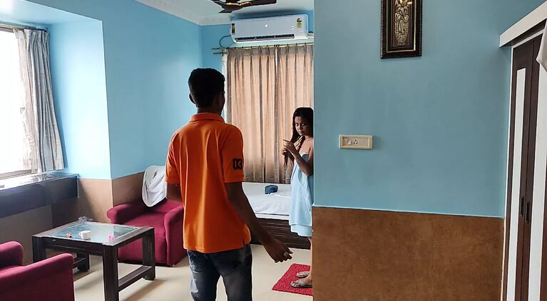 A indian model seduce a hotel boy and made a happy ending in a hotel room. So cute