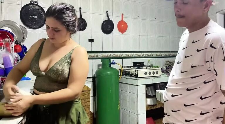 My milf accepts a new service employee and to accept her she gives her vagina