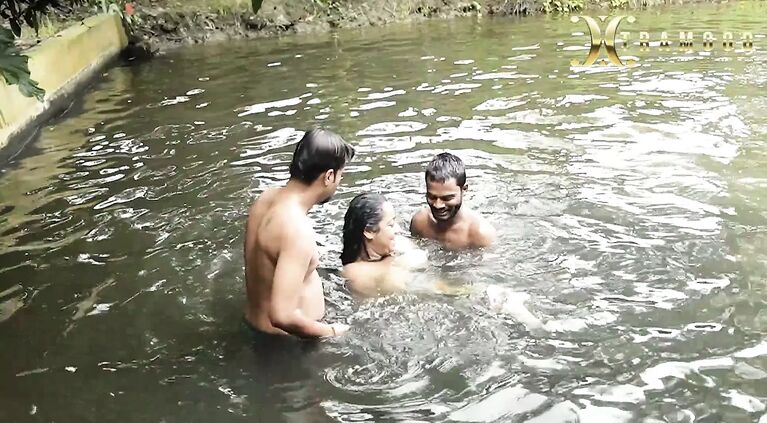 DIRTY HUGE BOOBS BHABI BATH IN POND WITH HANDSOME DEBORJI (OUTDOOR)