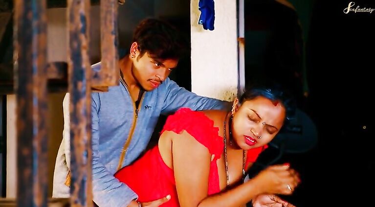 Desi indian stepmom apne se chudwati hai