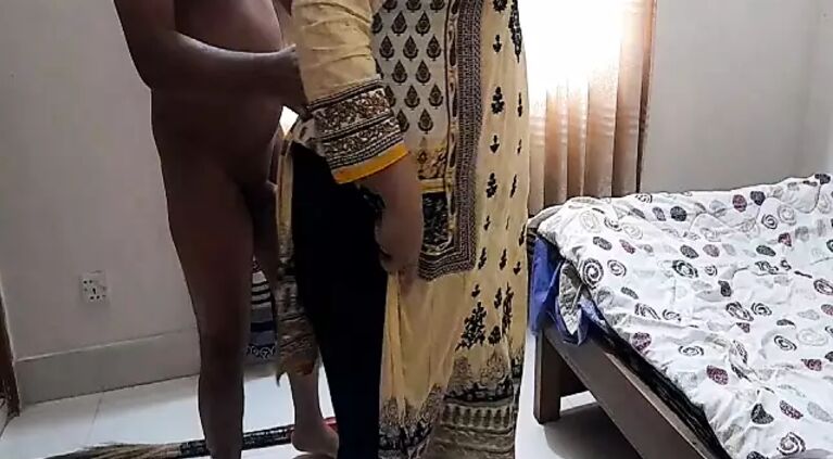 Punjabi Ayesha Aunty Fucked By Maid!