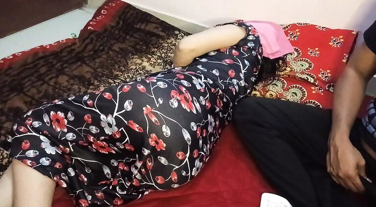 Husband ke sath housewife ne Gand par massage karvhi