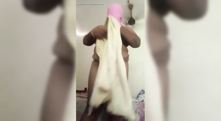 Desi anty bedroom dress changing performance vids