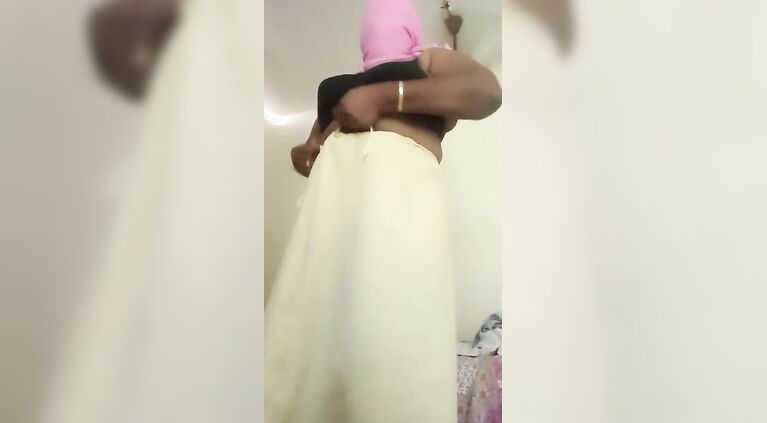 Desi anty bedroom dress changing performance vids