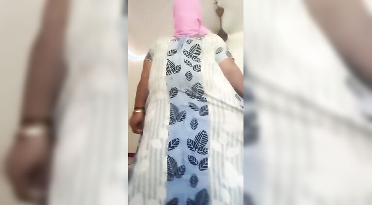 Desi anty bedroom dress changing performance vids