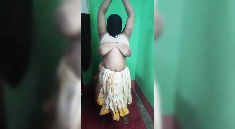 Land ki pyasi bhabi Sruti dance in sharee and bra