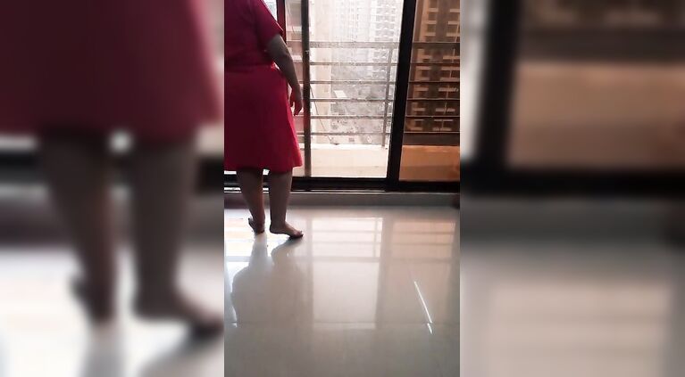 Desi dare – naked on building’s steps