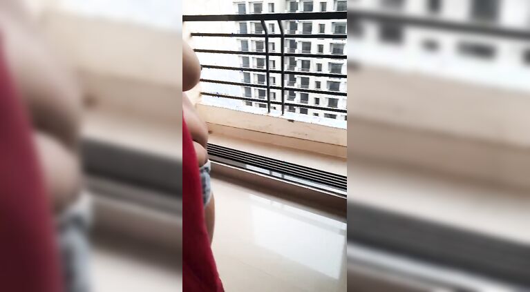 Desi dare – naked on building’s steps