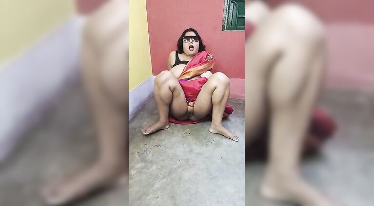 Horny Tamil babe mature showing her armpit and playing with her cunt closeup