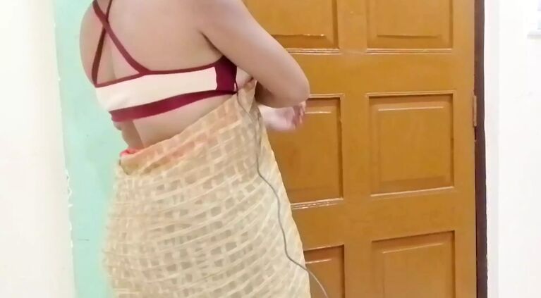 I fuck the whore my stepmom while my stepsister is in the room Hindi Voice
