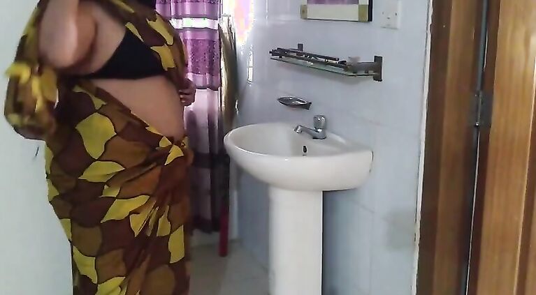 Jab Desi Cute Mosi bistar ke neche phans jate hai tab uska sautela beta bade gand ko chodata hai