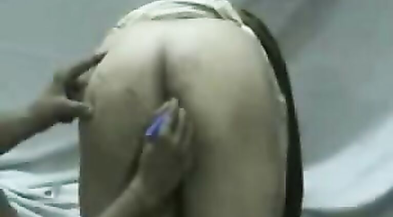 Ek mature aunty apne boobs dikha kar masti kar rahi he apne room me.