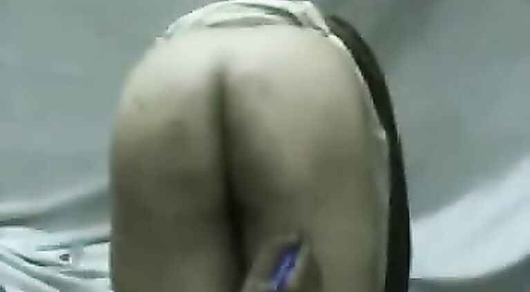 Ek mature aunty apne boobs dikha kar masti kar rahi he apne room me.