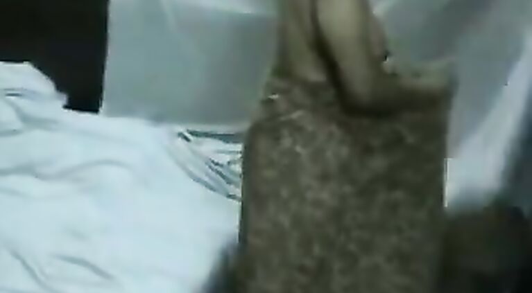 Ek mature aunty apne boobs dikha kar masti kar rahi he apne room me.