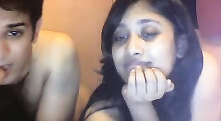 Pune bhabhi Geeta Das opening her blouse, taking her big busty milky breast out