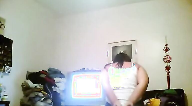 Desi bhabhi farah from Lahore caught on hidden cam changing after shower.
