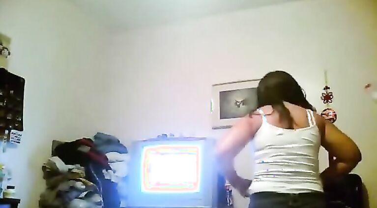Desi bhabhi farah from Lahore caught on hidden cam changing after shower.