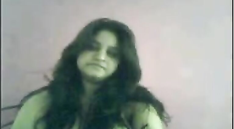 Gujrati girl nadia captured naked on live webcam show by her boyfriend.